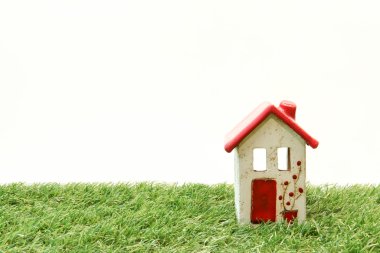 Beyaz zemin üzerine kırmızı ve beyaz ev