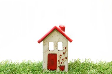 Beyaz zemin üzerine kırmızı ve beyaz ev