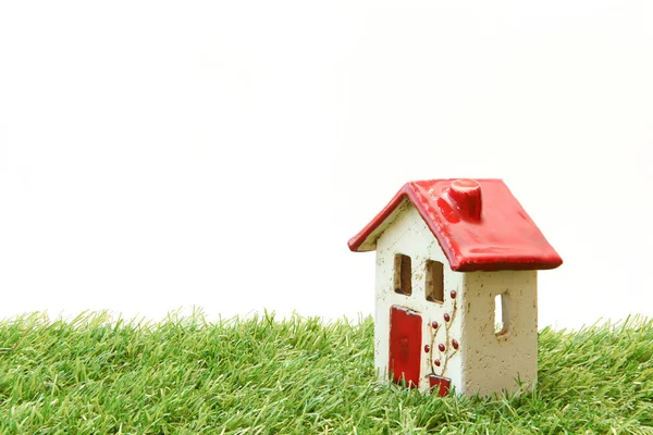 Beyaz zemin üzerine kırmızı ve beyaz ev