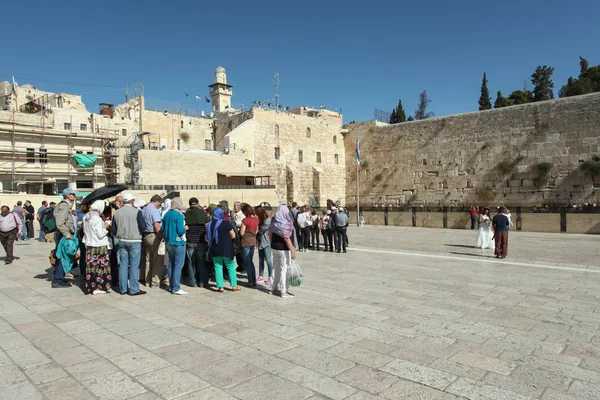 Turisti a Gerusalemme composto muro del pianto con cielo blu, la bandiera israeliana e il muro del pianto sullo sfondo — Foto Stock