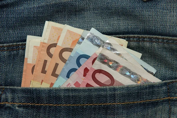 Varios billetes en euros en el bolsillo delantero de Jeans — Foto de Stock