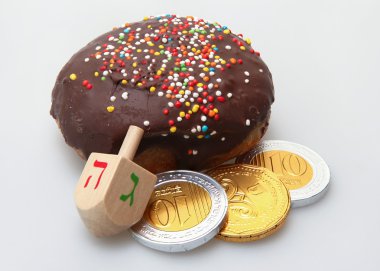 Hanuka çöreği ve döner top - Geleneksel Yahudi bayramı yemeği ve oyuncağı.