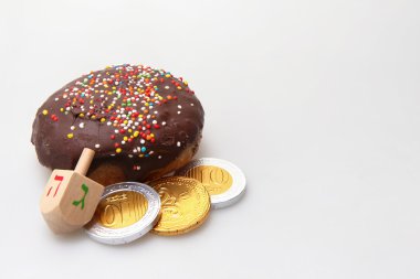 Hanuka çöreği ve döner top - Geleneksel Yahudi bayramı yemeği ve oyuncağı.