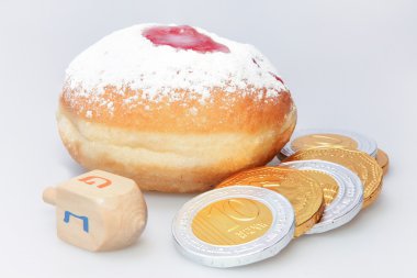 Hanuka çöreği ve döner top - Geleneksel Yahudi bayramı yemeği ve oyuncağı.