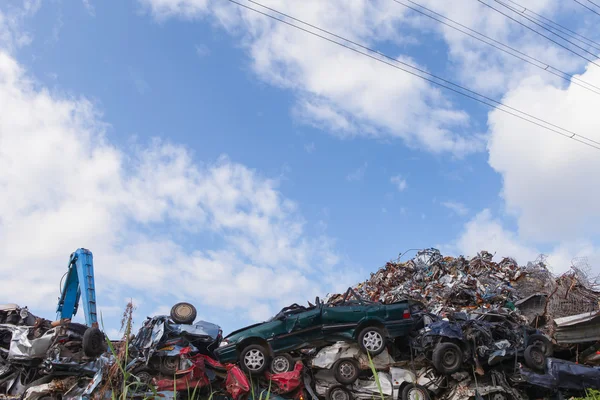 Skrotupplag med krossade bilar och blå himmel — Stockfoto