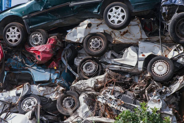 砕けた車と青い空で庭をスクラップ — ストック写真