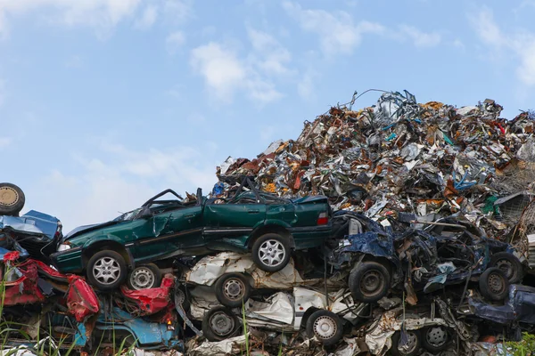 Sucata quintal com carros esmagados e céu azul — Fotografia de Stock