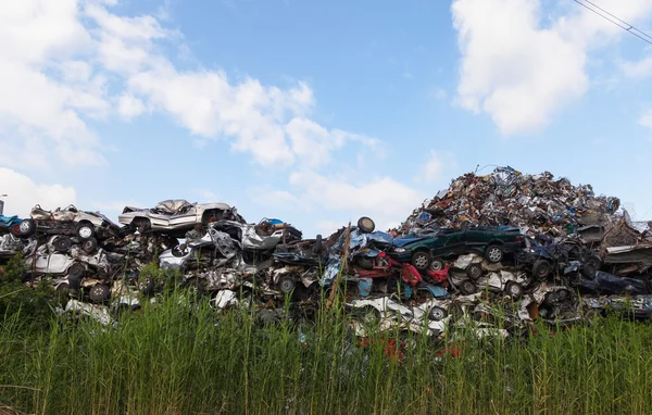 Scrap yard with crushed cars and blue sky — Stock Photo, Image