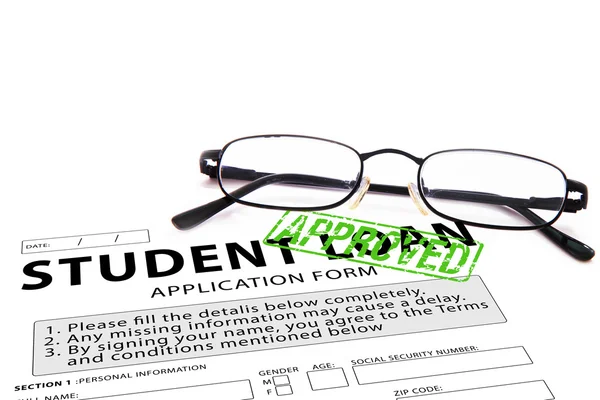 Student lening aanvraagformulier met groene goedgekeurde rubber stempel — Stockfoto