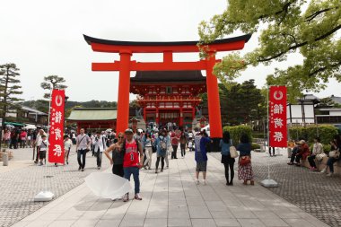 Japon halkı ve turistlerin Fushimi Inari tapınak Kyoto