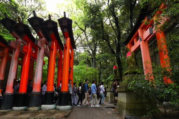 Japon halkı ve turistlerin Fushimi Inari tapınak Kyoto — Stok fotoğraf