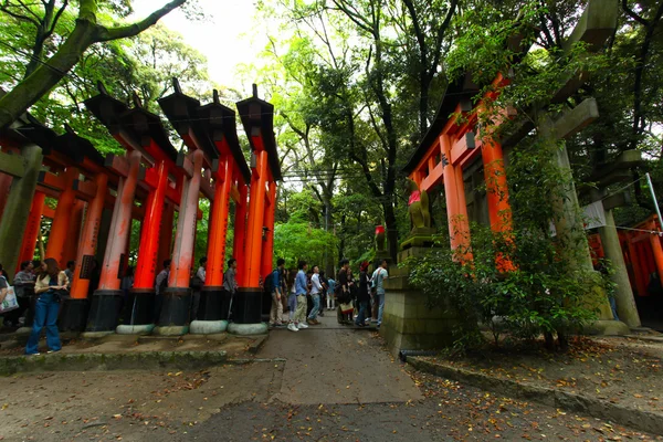 Japanese people and tourists at Fushimi Inari Shrine in Kyoto — Stock Photo, Image