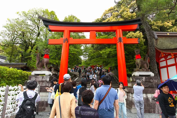 Japon halkı ve turistlerin Fushimi Inari tapınak Kyoto — Stok fotoğraf