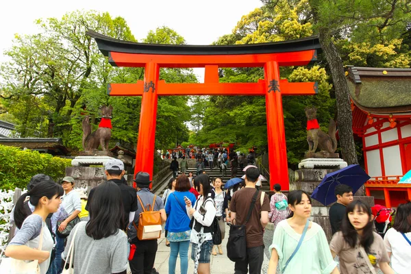 Povo japonês e turistas no Santuário Fushimi Inari em Kyoto — Fotografia de Stock