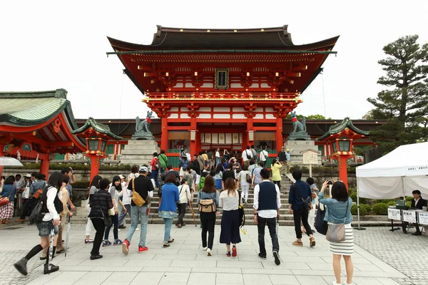 Японців і туристів в Fushimi Інарі Shrine у Кіото — стокове фото