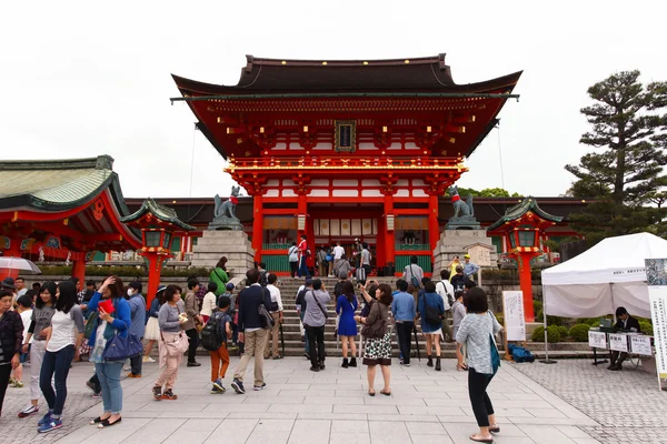 Japon halkı ve turistlerin Fushimi Inari tapınak Kyoto — Stok fotoğraf