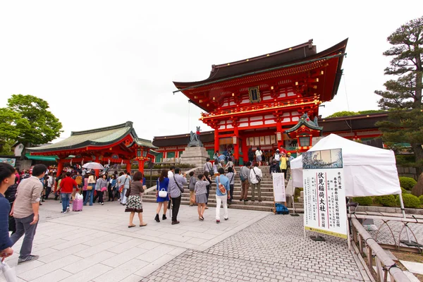Japanese people and tourists at Fushimi Inari Shrine in Kyoto — Stock Photo, Image