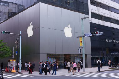 İnsanlar resmi Apple ile yüksek son Ginza Tokyo bölge ana caddede depolamak.
