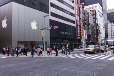 İnsanlar resmi Apple ile yüksek son Ginza Tokyo bölge ana caddede depolamak.