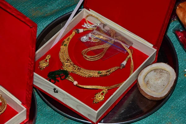Деякі Золоті Прикраси Поміщені Оману Індійського Весілля — стокове фото