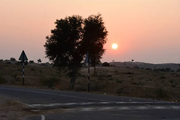 Rajasthan 'ın kum tepelerinde güneşin doğuşunun güzel manzarası