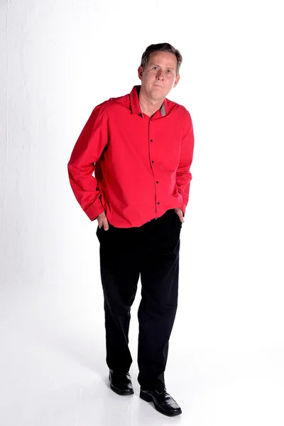 Caucasiano homem de meia idade em vermelho camisa branco fundo — Fotografia de Stock