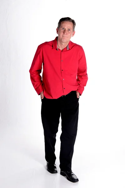 Caucásico hombre de mediana edad en camisa roja fondo blanco Imagen de archivo