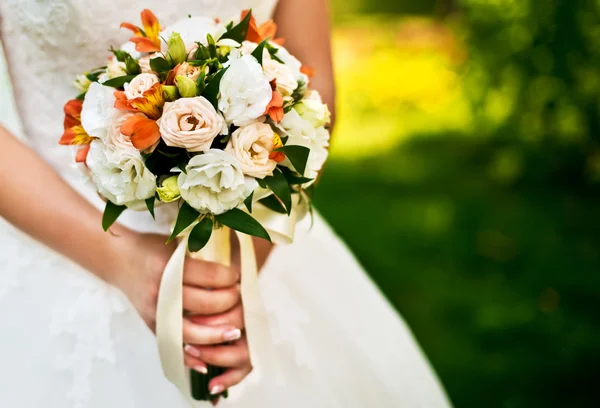 新娘拥抱的婚礼花束 — 图库照片