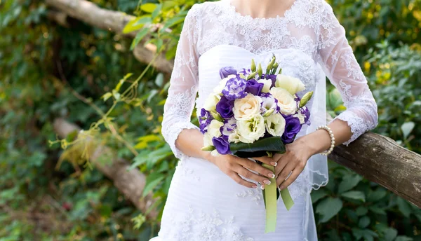 Noiva e buquê de casamento — Fotografia de Stock