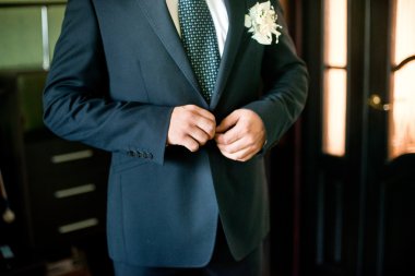 Takım elbiseli damat ve kravat