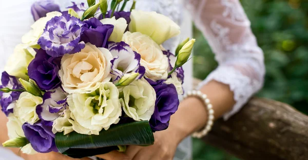 Bride and wedding bouquet — Stock Photo, Image