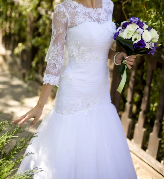 Noiva e buquê de casamento — Fotografia de Stock