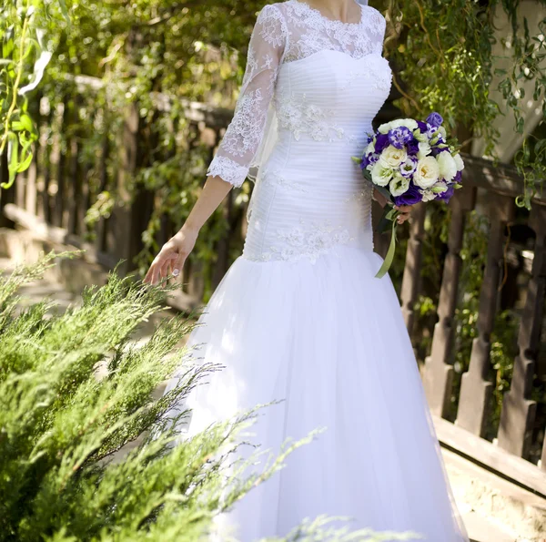 Noiva e buquê de casamento — Fotografia de Stock