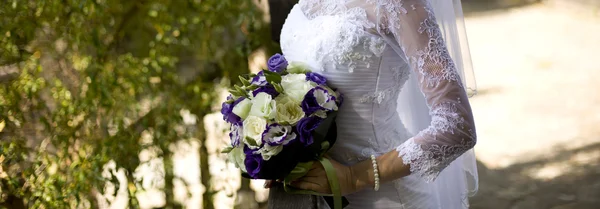 Noiva e buquê de casamento — Fotografia de Stock