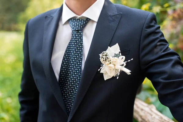 Noivo em um terno e gravata — Fotografia de Stock