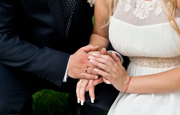 结婚戒指和手 — 图库照片