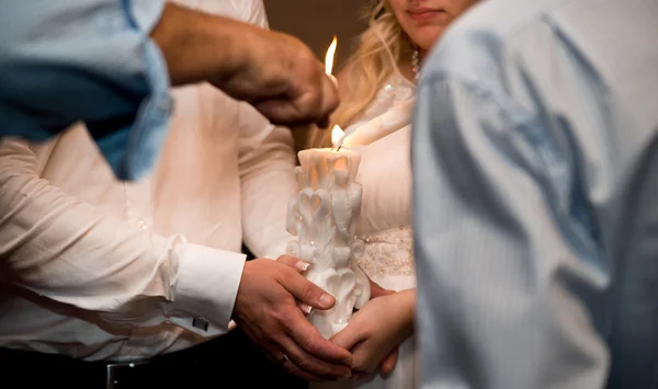新婚夫妇和蜡烛 — 图库照片