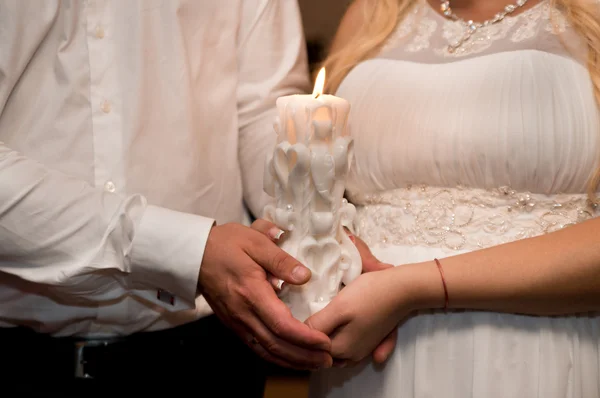 Hochzeitspaar und Kerze — Stockfoto