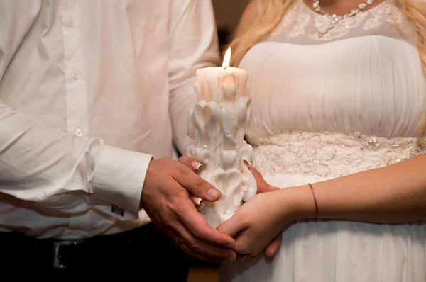 Casal de casamento e vela — Fotografia de Stock