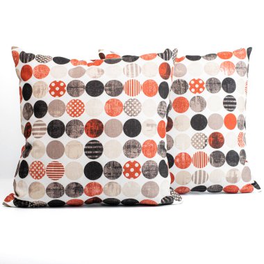 Beyaz arka planda iç kısım için küçük renkli yastıklar