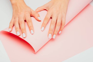 Pembe arka planda şık moda kadın manikürü