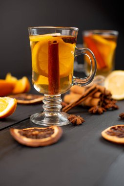 Tarçınlı, limonlu ve diğer baharatlı fincanlar masada duruyor.