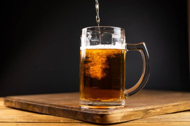 Koyu arkaplanda bir kupa bira