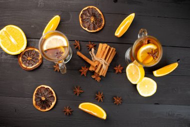 Tarçınlı, limonlu ve diğer baharatlı fincanlar masada duruyor.