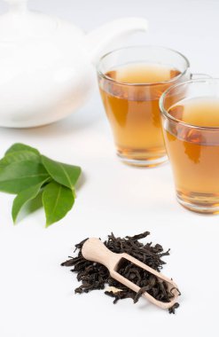 yeşil çay yaprakları beyaz arka planda çay