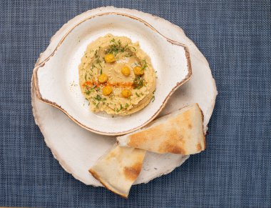 Lokantadaki şef tarafından hazırlanmış lezzetli bir yemek. Lokantada masa hazır..