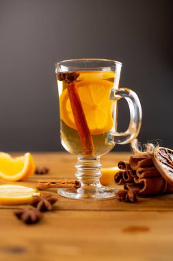 Tarçınlı lezzetli çay içecekler ve masada cam anason yıldızları.