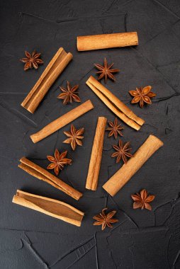 Ahşap arka planda anason yıldızlı tarçın çubukları