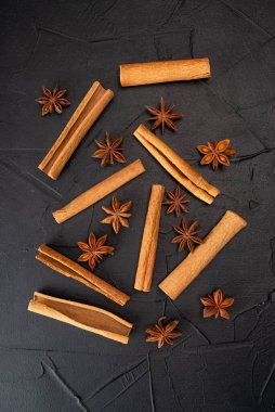 Tarçın çubukları ve anason yıldızları siyah arkaplanda
