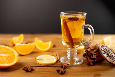 ahşap masada baharatlı şarap.